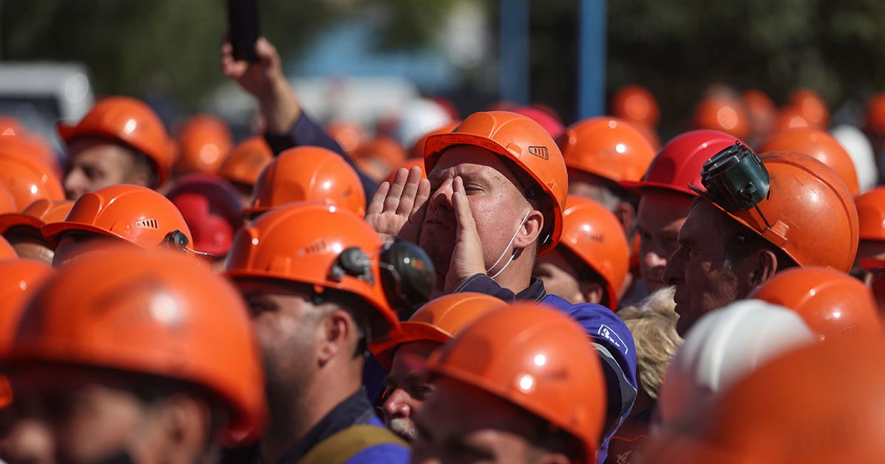 Сотрудники компании «Гродно Азот» во время митинга против результатов президентских выборов в Гродно, Белоруссия