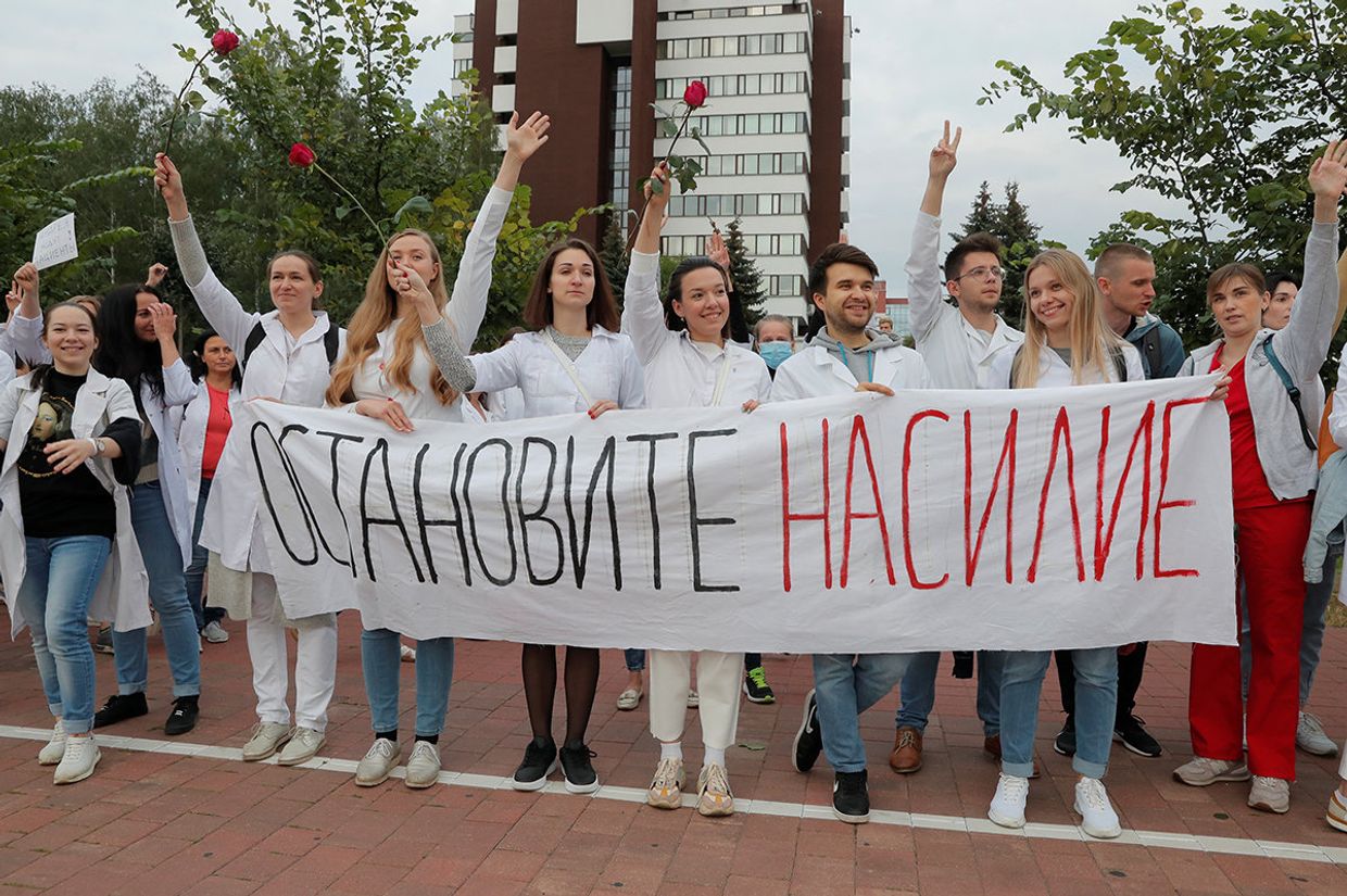 Белорусские медработники принимают участие в демонстрации против полицейского насилия в Минске
