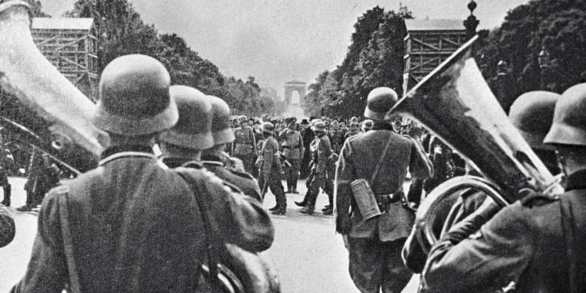 Открытка, изображающая парад немецких войск в Париже в 1940 году - ИноСМИ, 1920, 13.08.2025