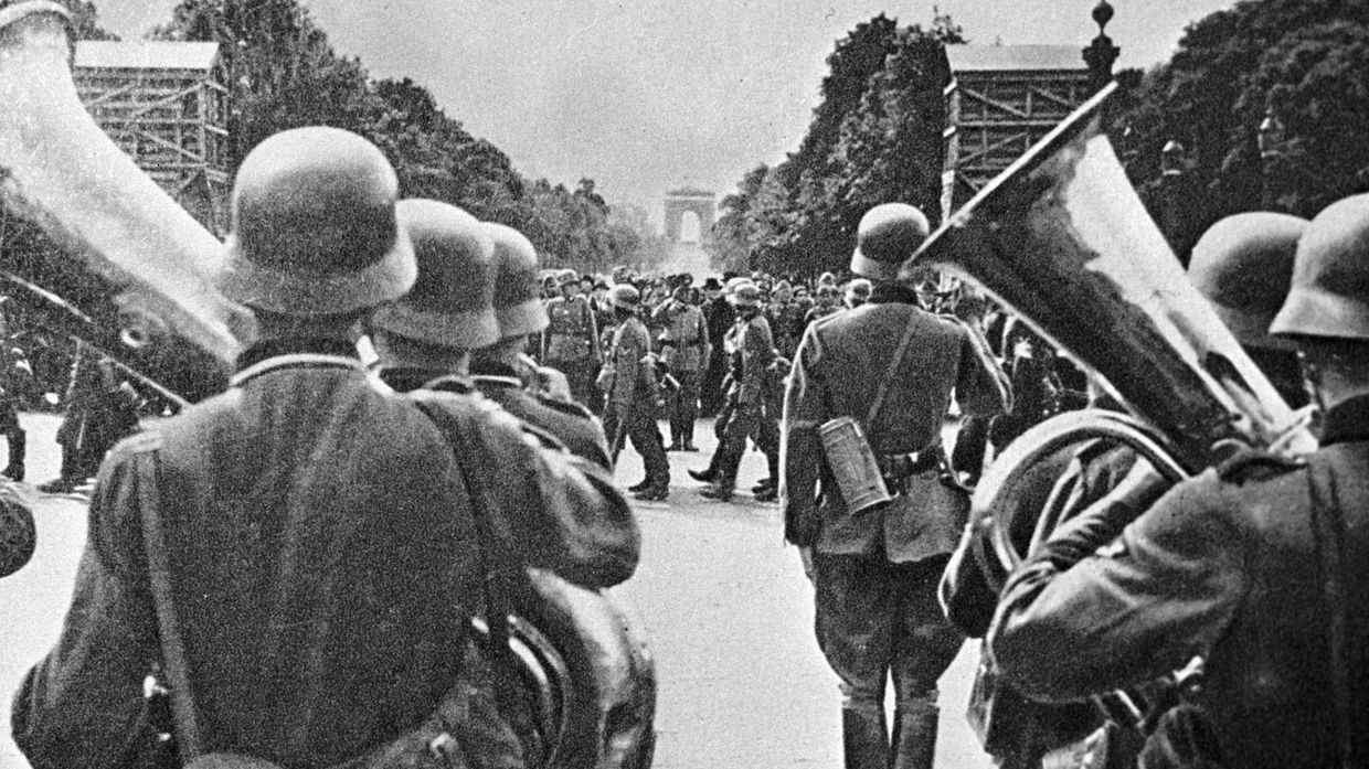 Открытка, изображающая парад немецких войск в Париже в 1940 году