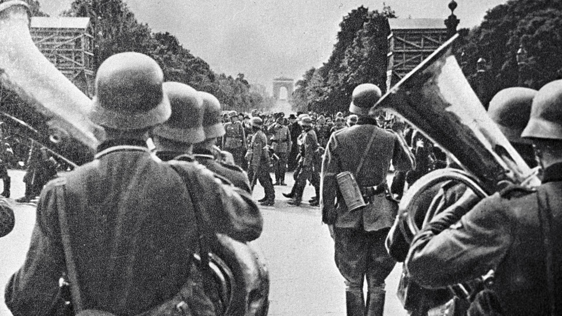 Открытка, изображающая парад немецких войск в Париже в 1940 году - ИноСМИ, 1920, 13.08.2025