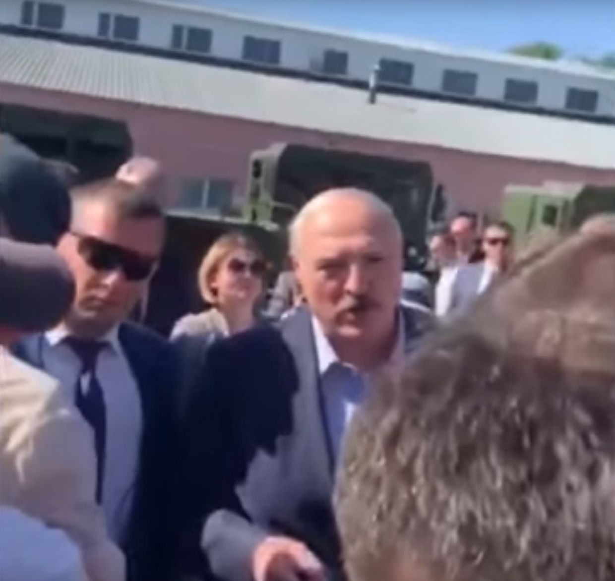 Лукашенко пообещал рабочим не избивать их