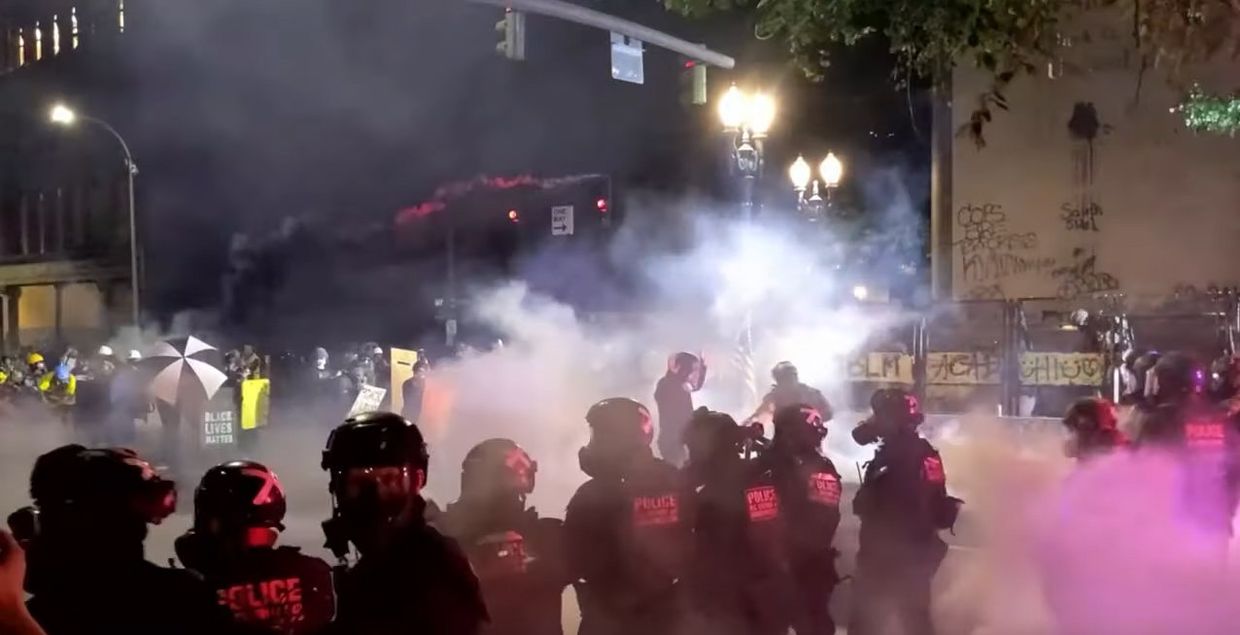 Протестующие в Сиэтле требуют, чтобы белые сдали свои дома