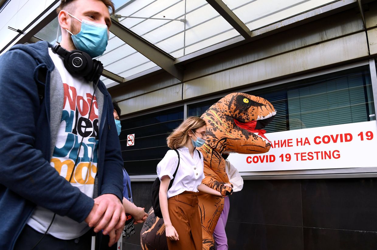 Пассажиры перед экспресс-тестированием на COVID-19 в международном аэропорту «Внуково»