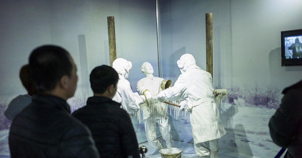 Экспонаты музея, изображающий эксперименты над человеком в музее Unit 731 в Харбине Экспонаты музея, изображающий эксперименты над человеком в музее Unit 731 в Харбине