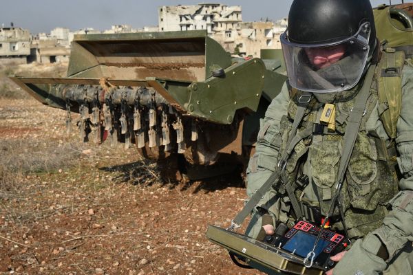 Разминирование восточных районов сирийского города Алеппо с помощью робототехнического комплекса «Уран-6» Разминирование восточных районов сирийского города Алеппо с помощью робототехнического комплекса «Уран-6»