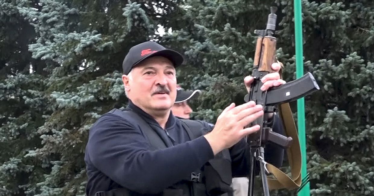 Президент Белоруссии Александр Лукашенко возле Дворца Независимости в Минске