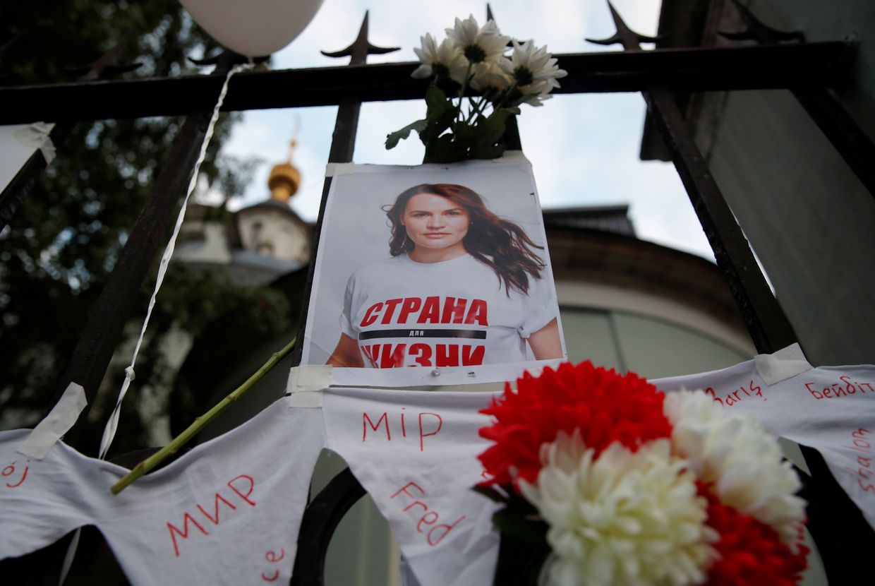 14 августа 2020. Портрет Светланы Тихановской на акции протеста против фальсификации результатов выборов в Белоруссии у ворот белорусского посольства в Москве