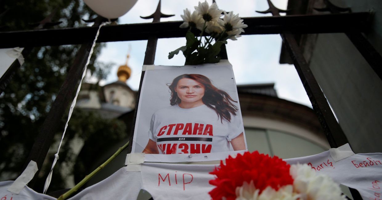 14 августа 2020. Портрет Светланы Тихановской на акции протеста против фальсификации результатов выборов в Белоруссии у ворот белорусского посольства в Москве