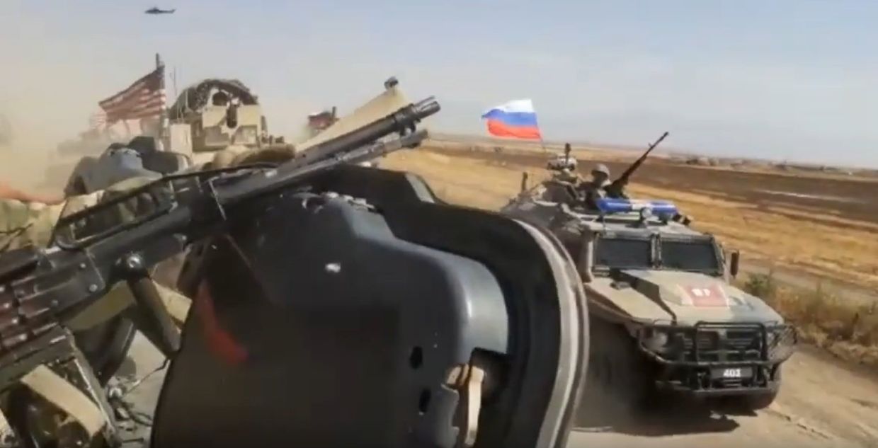 Российские военные протаранили американский броневик