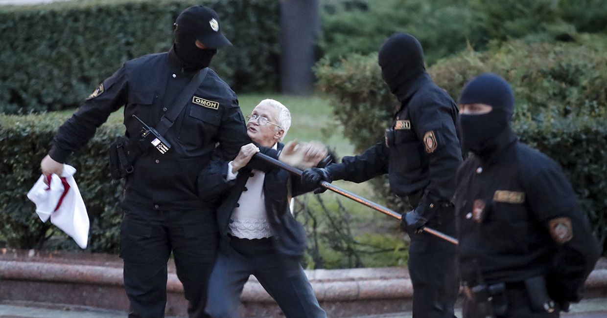 Активистка Нина Багинская во время митинга в Минске