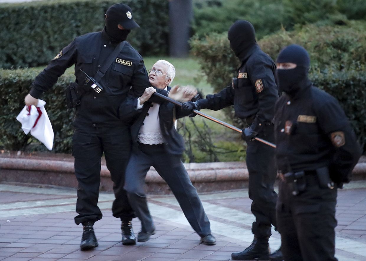 Активистка Нина Багинская во время митинга в Минске