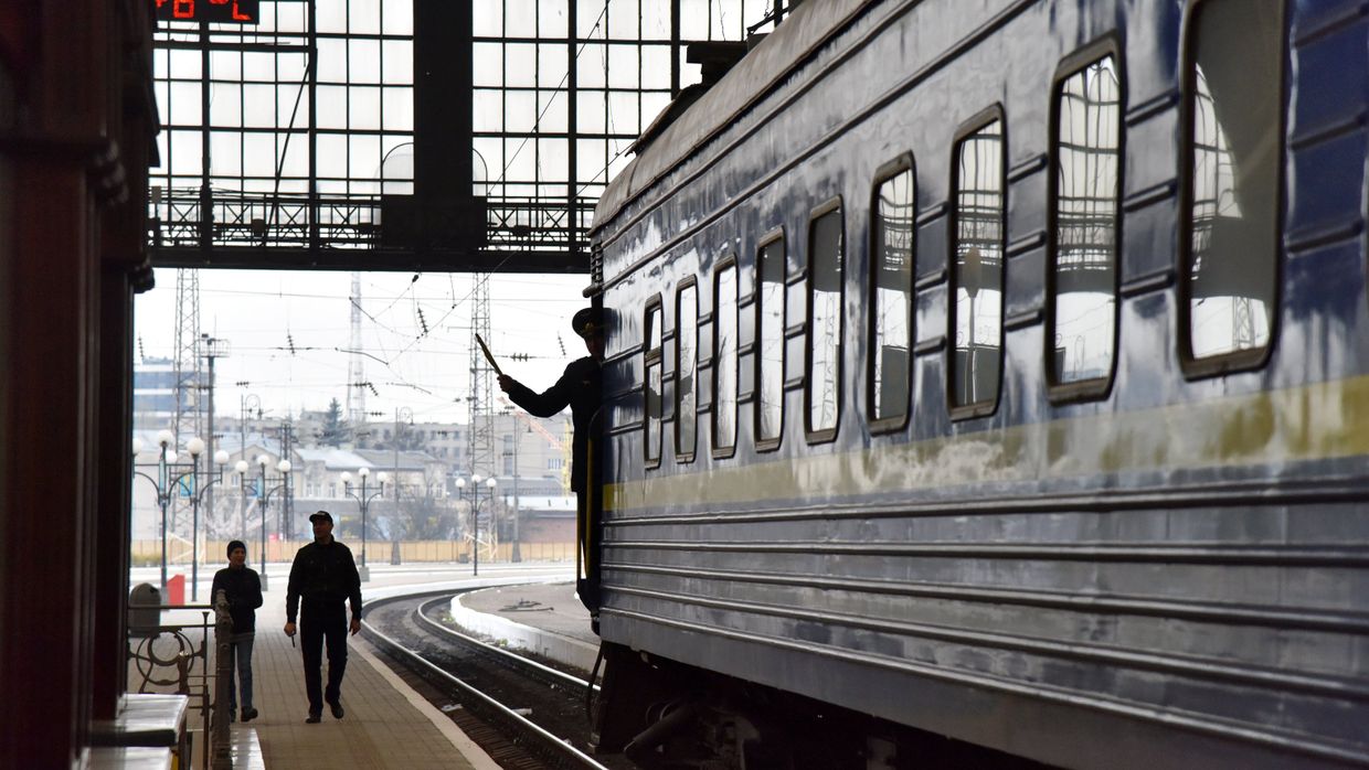 Поезд «Львов — Москва» на железнодорожном вокзале во Львове Поезд «Львов — Москва» на железнодорожном вокзале во Львове