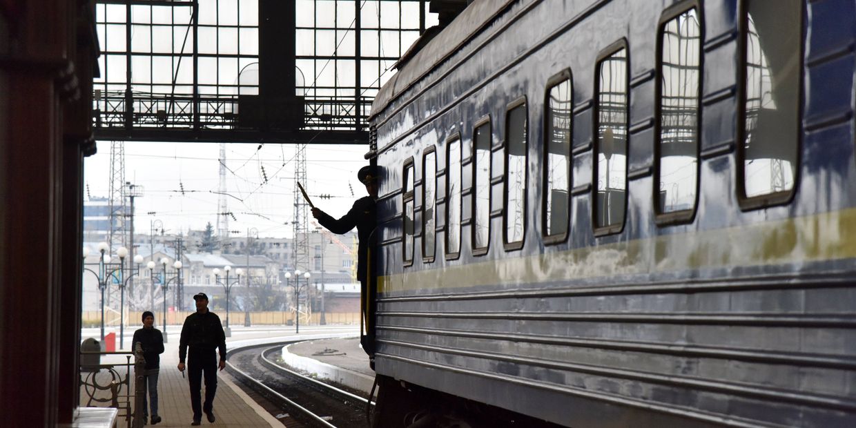 Поезд «Львов — Москва» на железнодорожном вокзале во Львове
