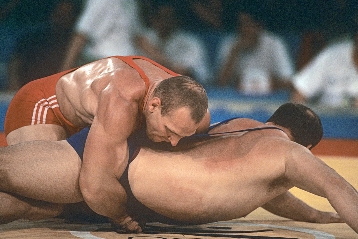 Российский спортсмен Александр Карелин во второй раз стал олимпийским чемпионом по греко-римской борьбе (вес свыше 130 кг) на XXV летних Олимпийских играх в Барселоне