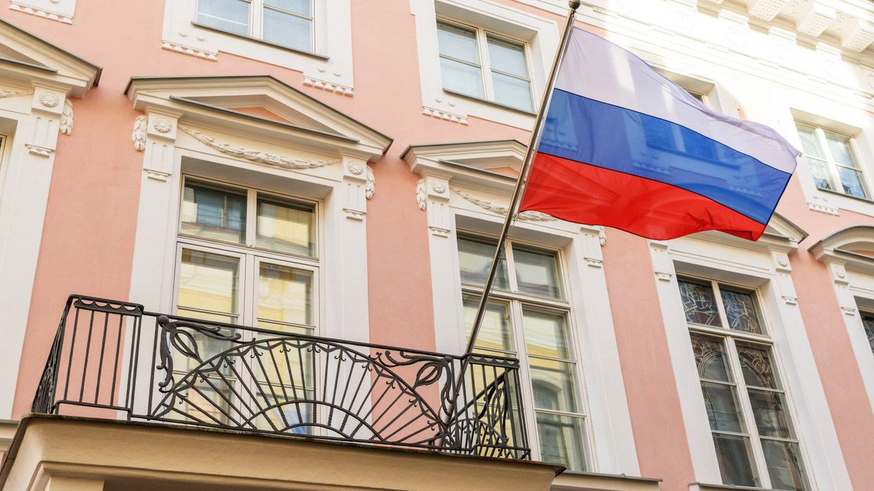 Флаг РФ на здании посольства России в Таллине