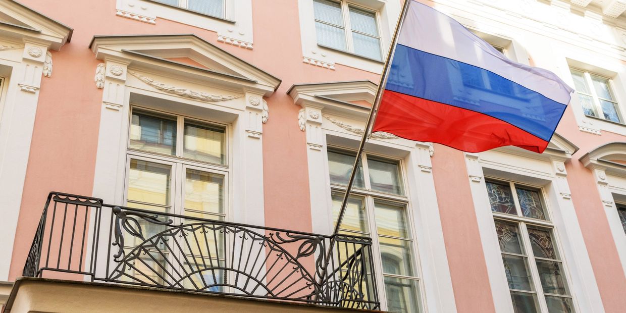 Флаг РФ на здании посольства России в Таллине