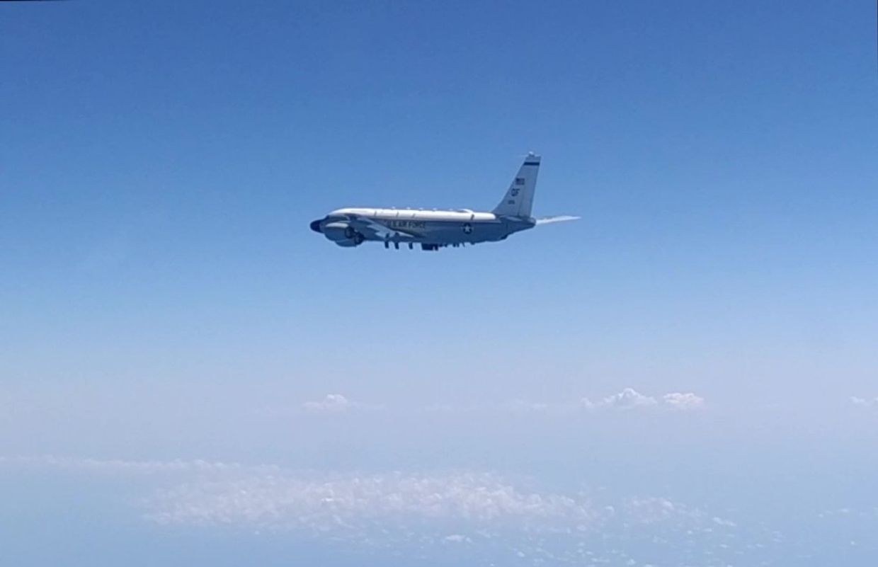 Самолет-разведчик США RC-135, перехваченный российским Су-27 над Черным морем