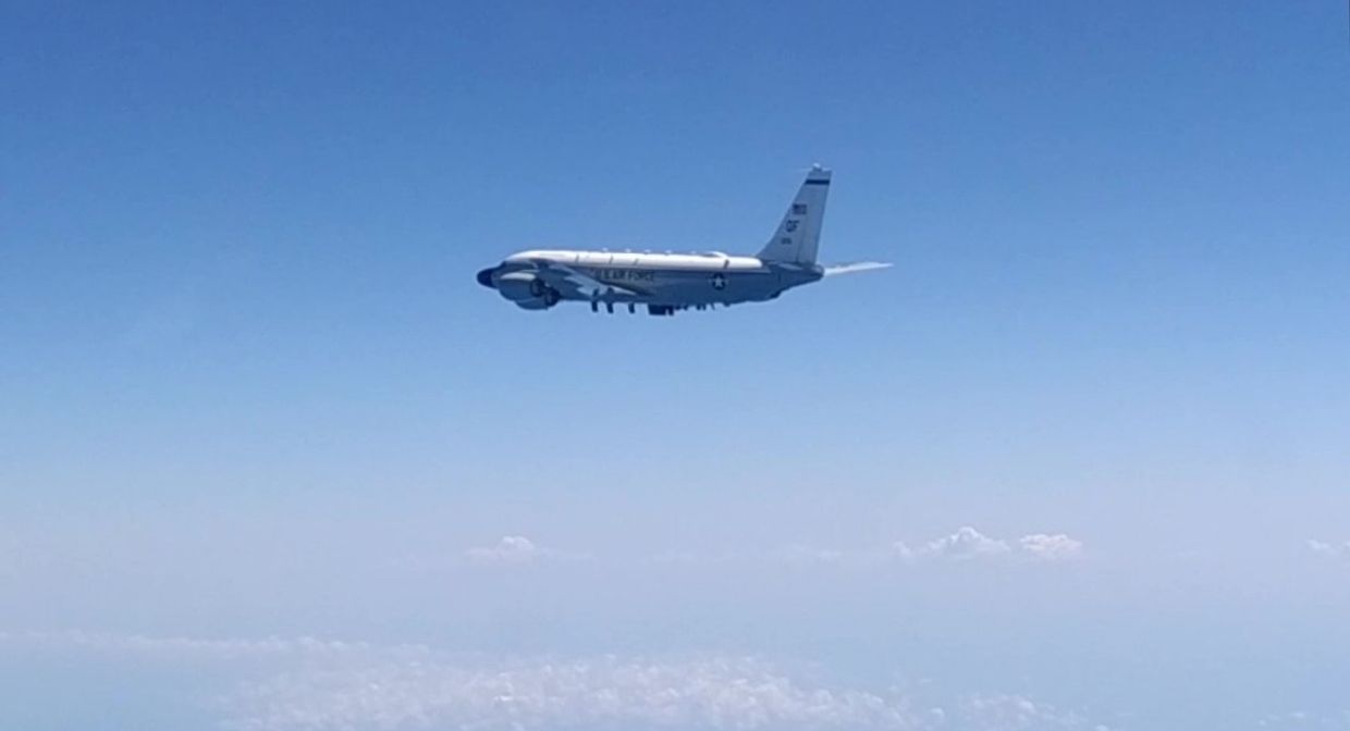 Самолет-разведчик США RC-135, перехваченный российским Су-27 над Черным морем