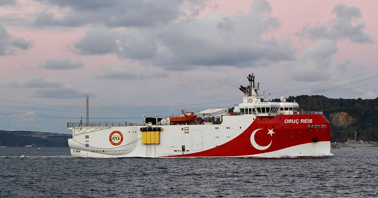 Турецкое геологоразведочное судно Oruç Reis в проливе Босфор