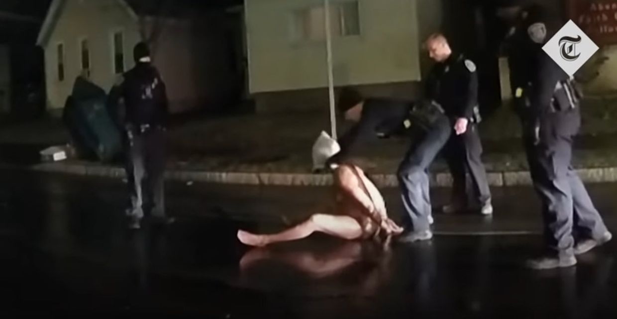 В США полицейские надели мешок на голову голого афроамериканца и убили его