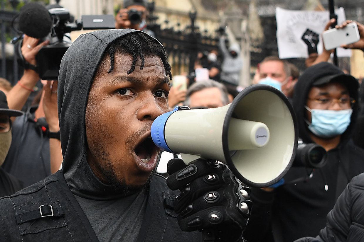 Британский актер Джон Бойега во время акции протеста BLM в Лондоне