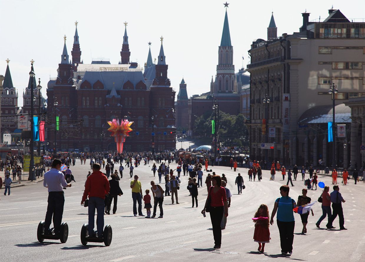 Жители Москвы на Тверской улице