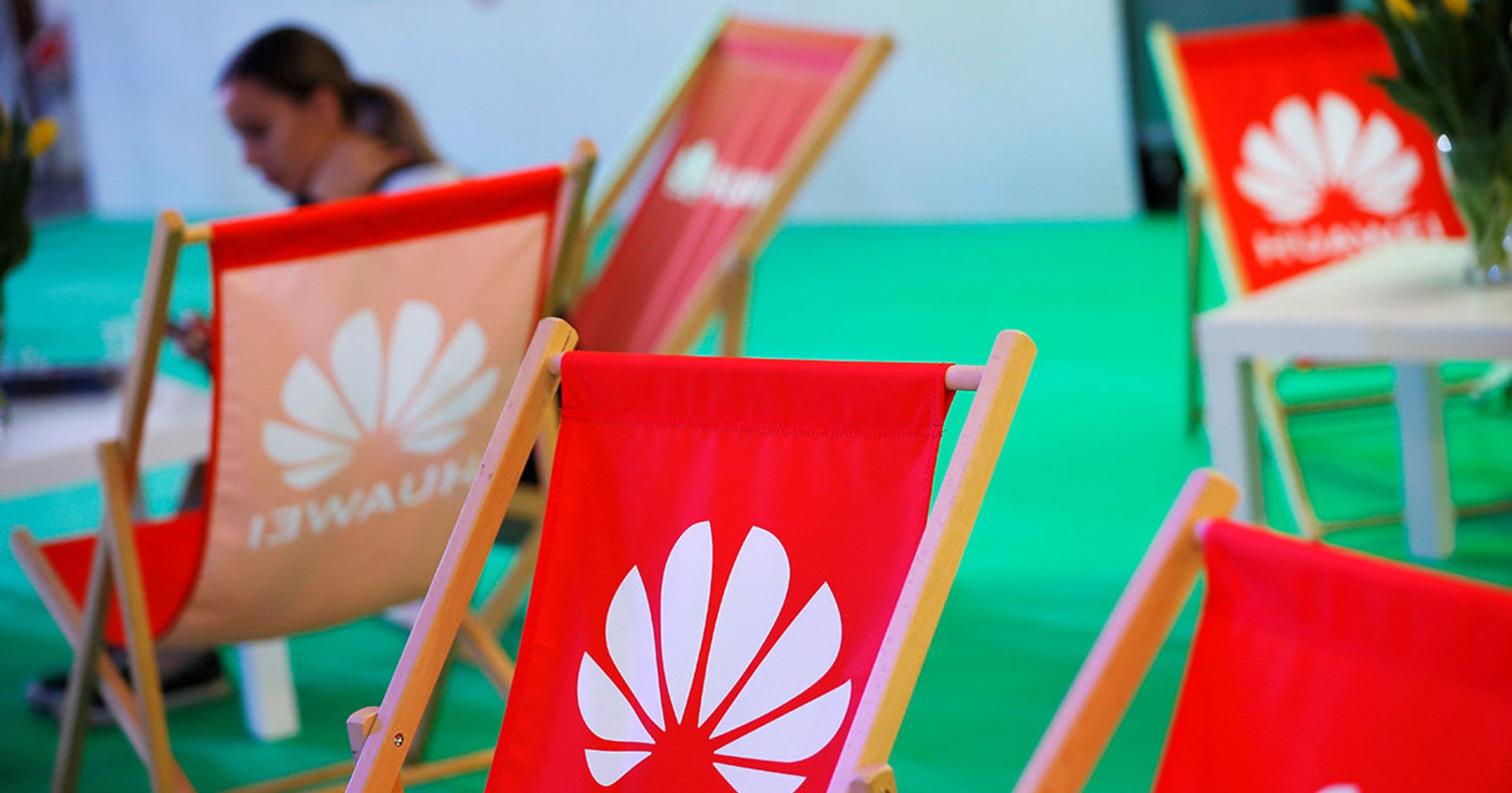Логотип Huawei на стенде компании во время выставки в Польше - ИноСМИ, 1920, 09.09.2020