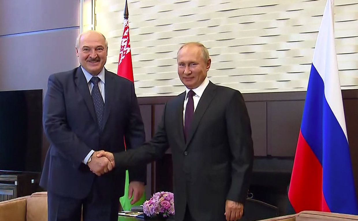 Президент РФ Владимир Путин и президент Белоруссии Александр Лукашенко (слева) во время встречи