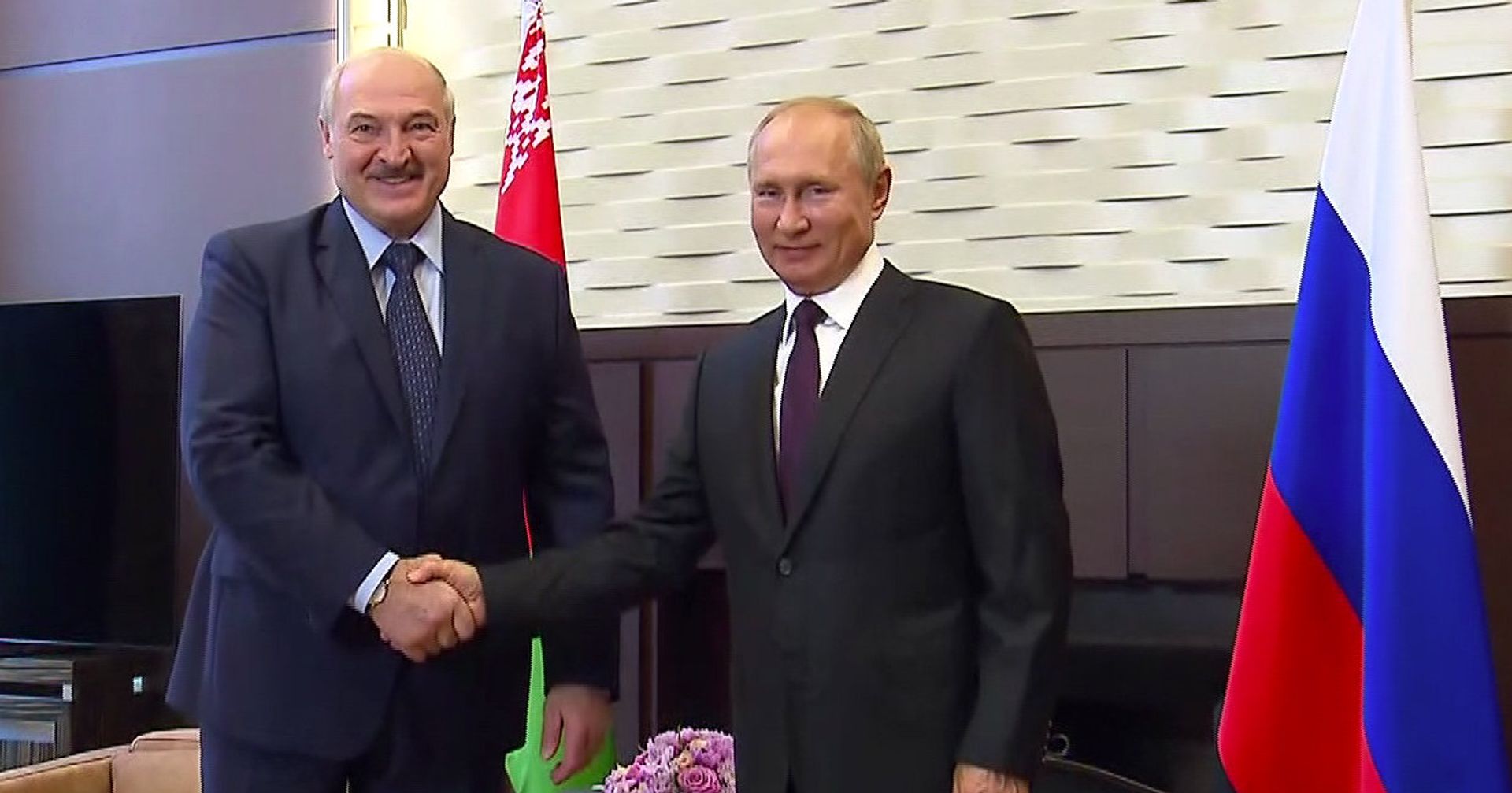 Президент РФ Владимир Путин и президент Белоруссии Александр Лукашенко (слева) во время встречи Президент РФ Владимир Путин и президент Белоруссии Александр Лукашенко (слева) во время встречи - ИноСМИ, 1920, 16.09.2020