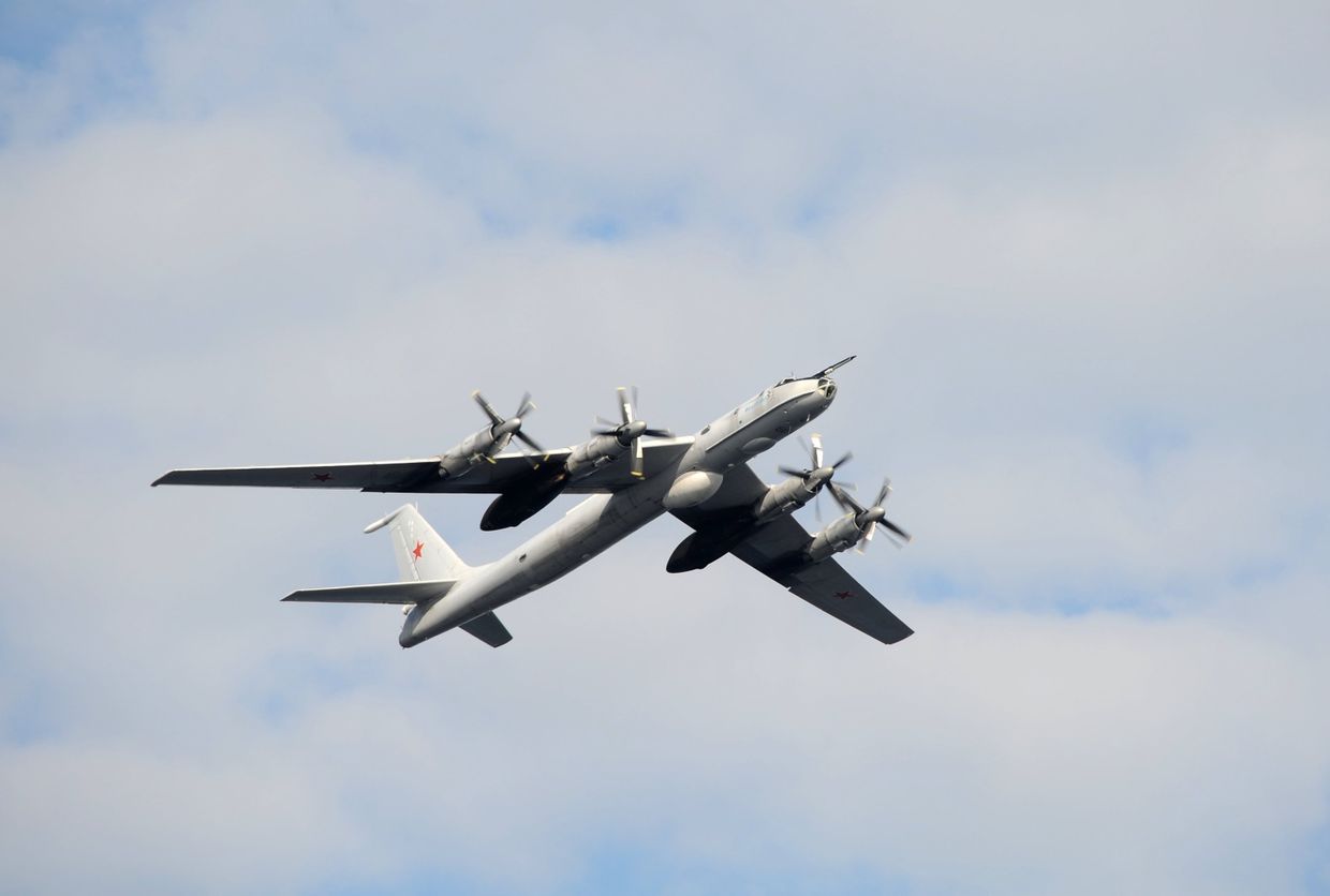 Противолодочный самолет ТУ-142 во время праздничного парада в День Военно-морского флота РФ на главной базе Северного флота в Североморске