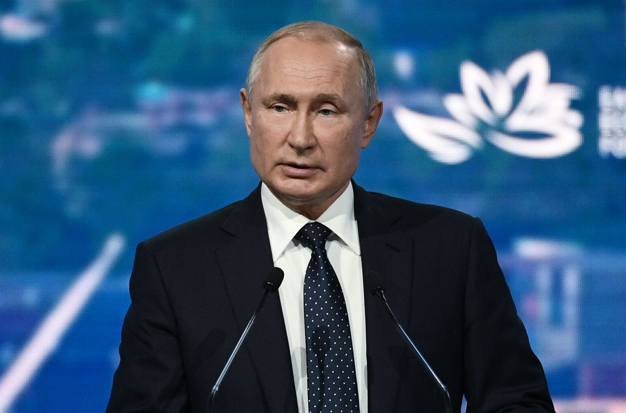 Президент РФ Владимир Путин выступает на пленарном заседании V Восточного экономического форума во Владивостоке