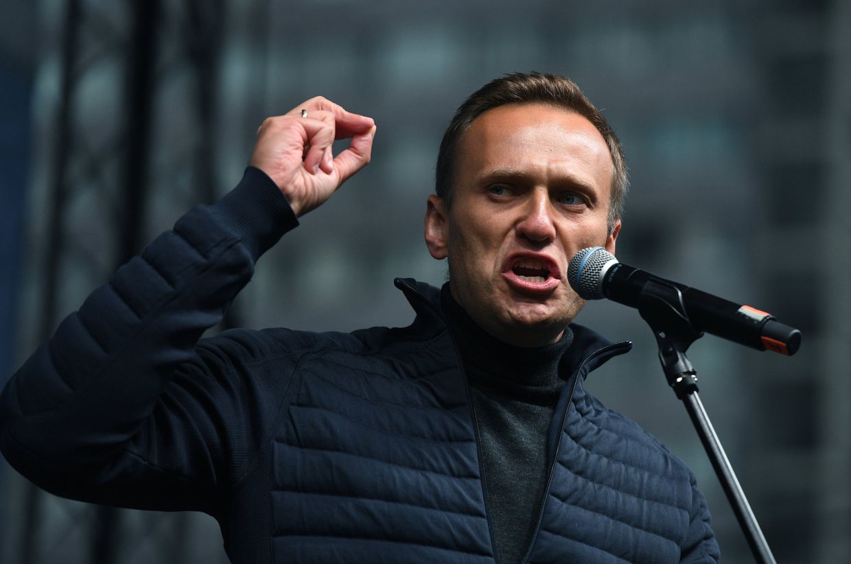 Алексей Навальный выступает на согласованном митинге в поддержку фигурантов московского дела на проспекте Академика Сахарова