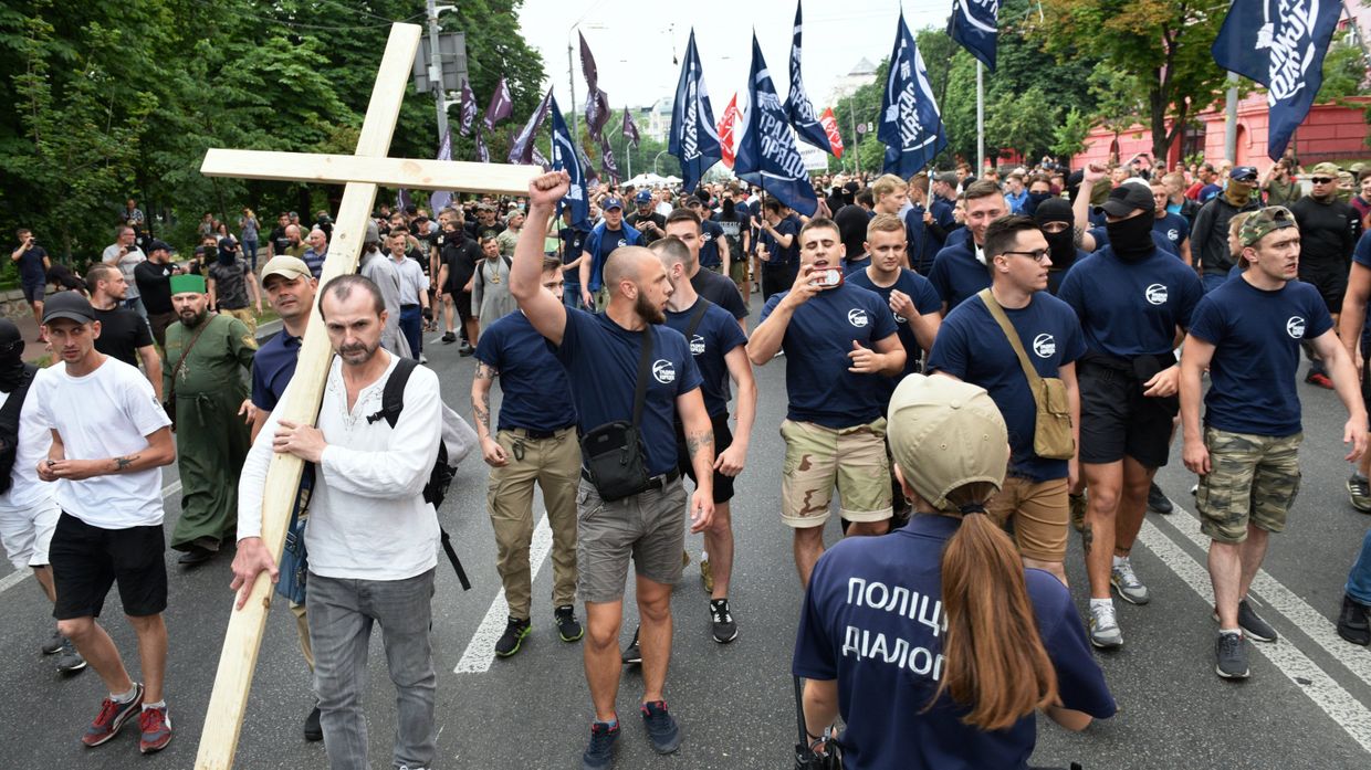 Участники акции протеста против ЛГБТ-парада в Киеве.