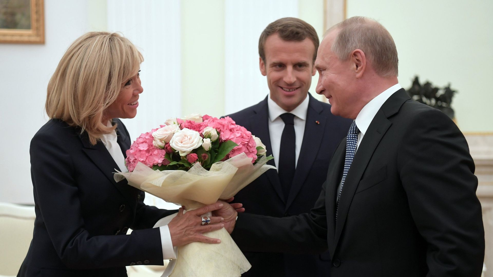 Президент РФ Владимир Путин и президент Франции Эммануэль Макрон с супругой Брижит во время встречи 15 июля 2018 - ИноСМИ, 1920, 07.05.2022