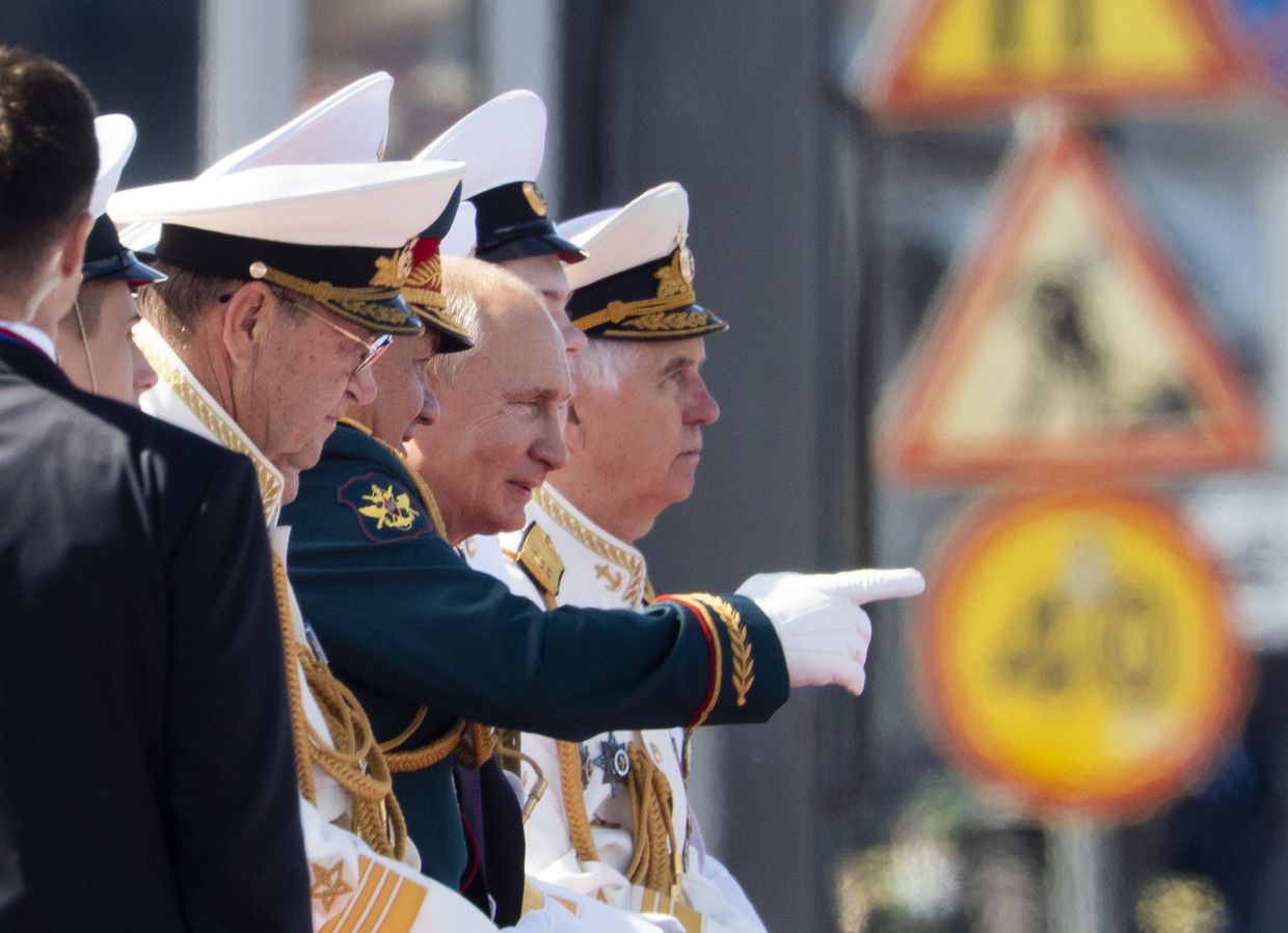 Владимир Путин и Сергей Шойгу на параде в честь Дня ВМФ, Санкт-Петербург
