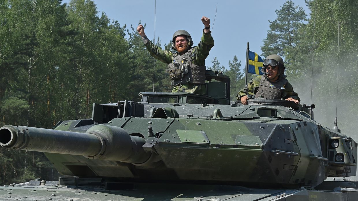 Танкисты на танке Stridsvagn 122, Швеция