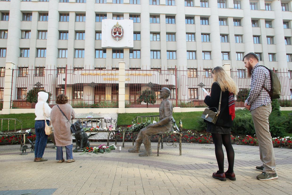 Люди несут цветы к месту самосожжения журналистки И. Славиной