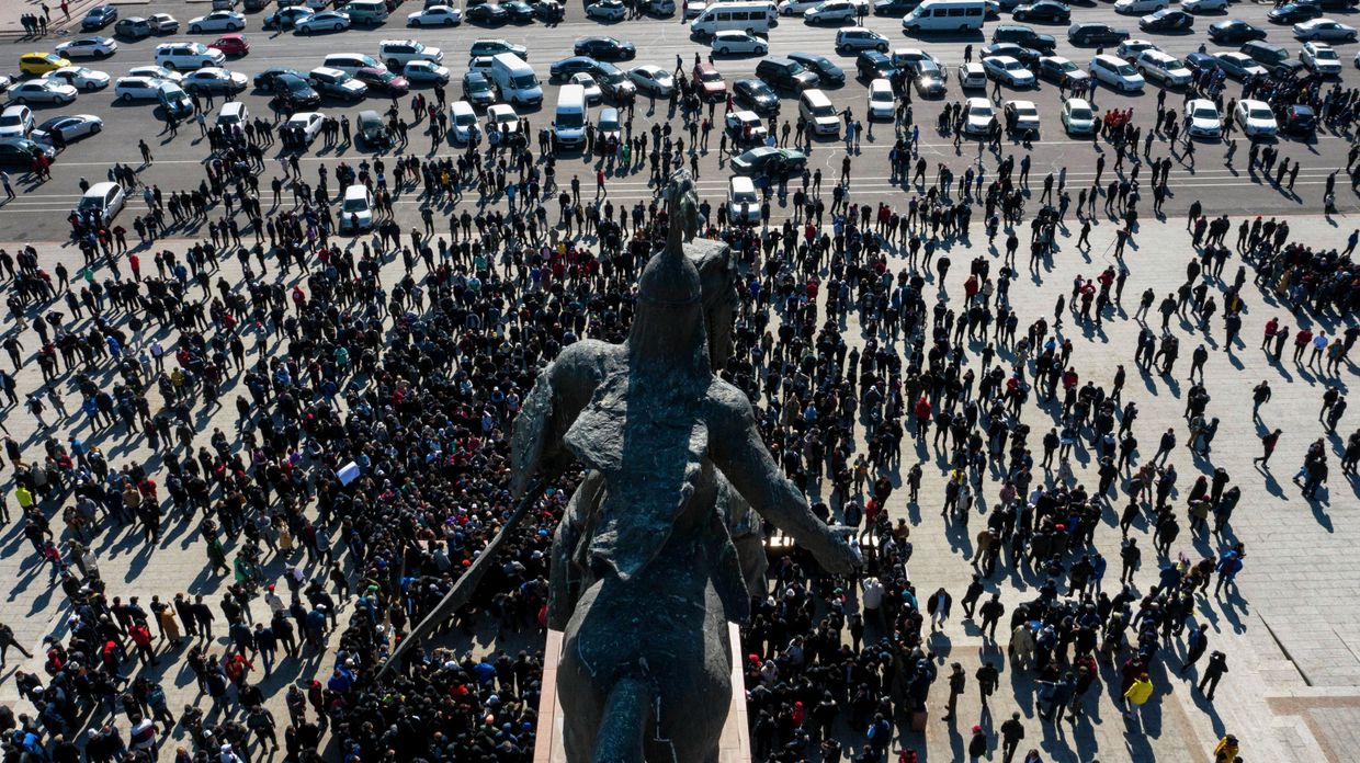 Участники акции протеста на центральной площади в Бишкеке