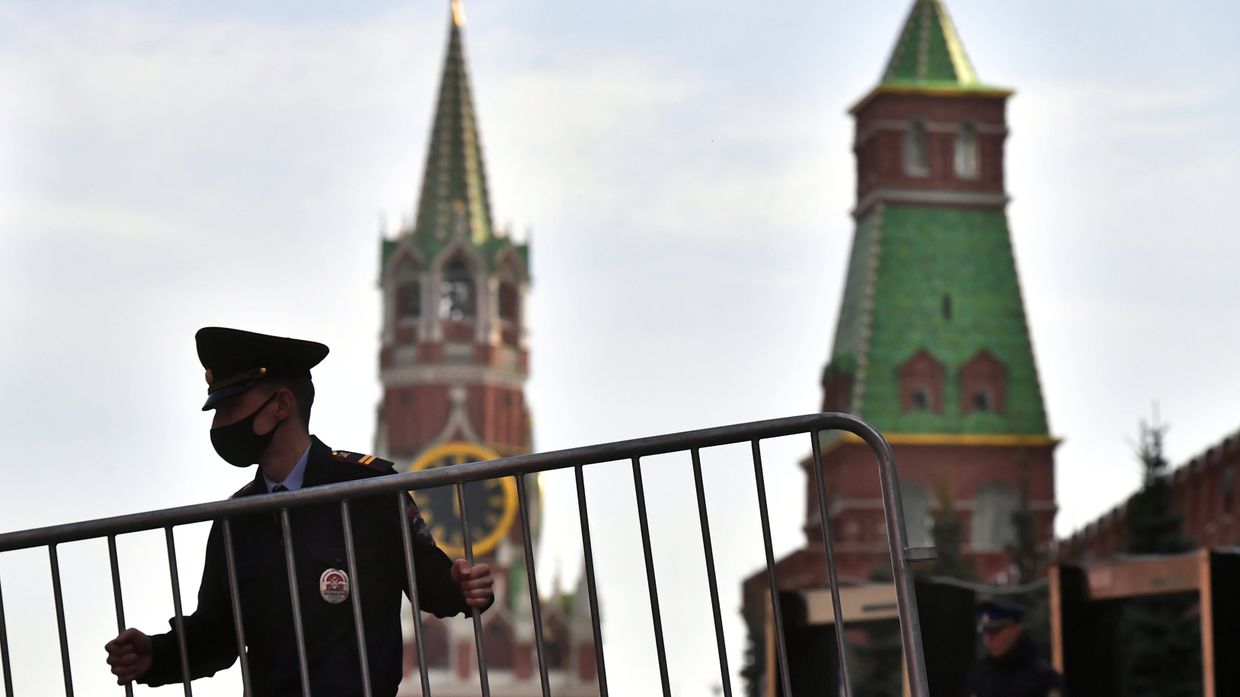 Сотрудник полиции в защитной маске на Красной площади в Москве