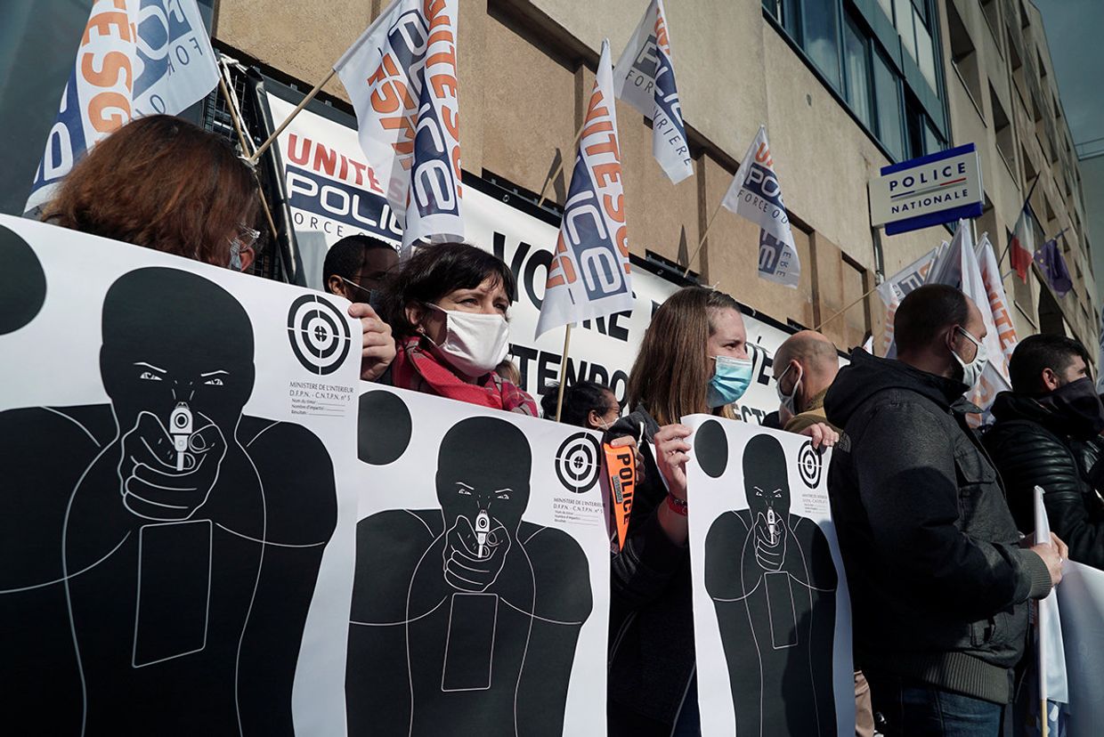 Сотрудники парижской полиции во время акции протеста перед полицейским участком