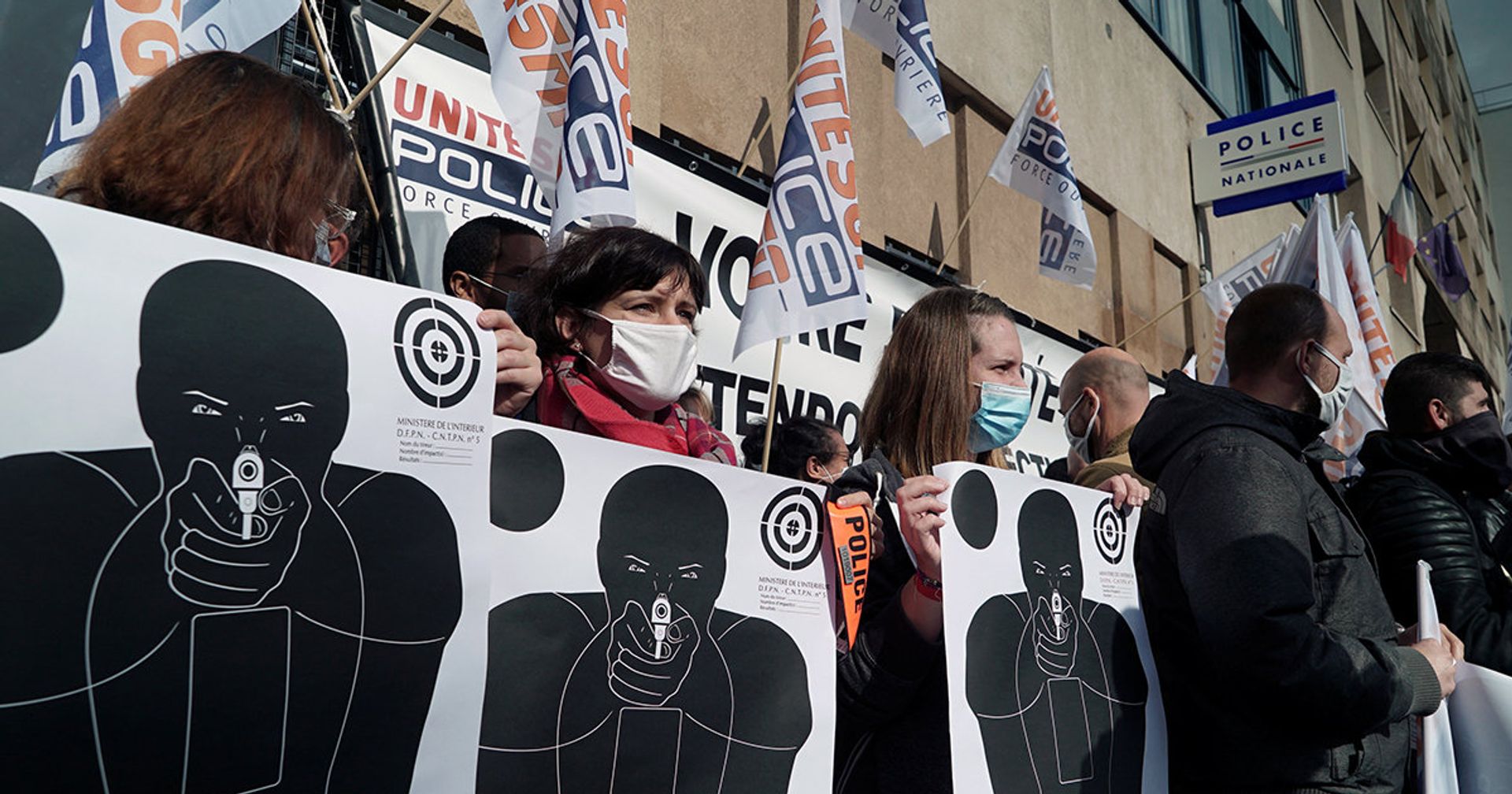 Сотрудники парижской полиции во время акции протеста перед полицейским участком Сотрудники парижской полиции во время акции протеста перед полицейским участком - ИноСМИ, 1920, 16.10.2020