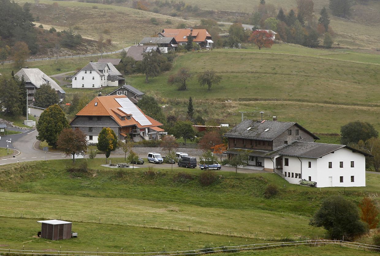Полицейские машины перед ратушей Оберибаха в Ибахе, Германия