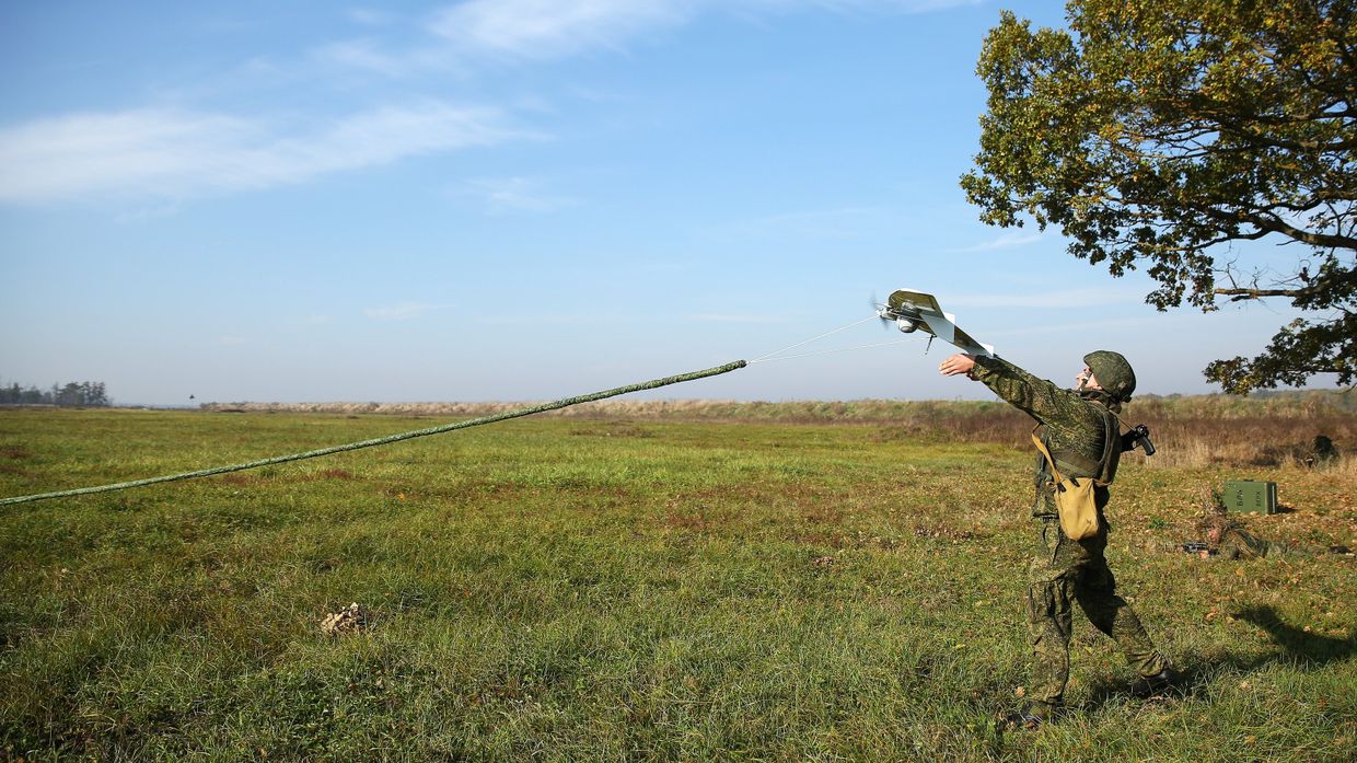 Военнослужащий запускает БПЛА Тахион