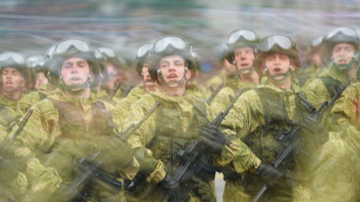 Военнослужащие на военном параде