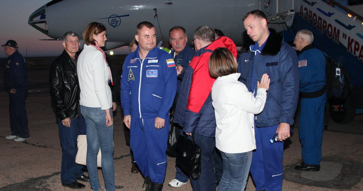 Космонавт Роскосмоса Алексей Овчинин и астронавт NASA Ник Хейг в аэропорту Байконура после аварийного запуска ракеты-носителя Союз-ФГ с кораблем Союз МС-10