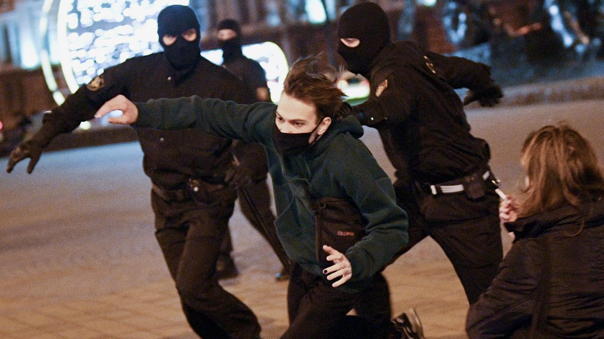 Сотрудники правоохранительных органов Белоруссии задерживают участника несанкционированной акции оппозиции в Минске