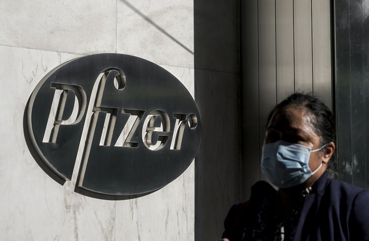 Логотип на здании штаб-квартиры Pfizer в Нью-Йорке Логотип на здании штаб-квартиры Pfizer в Нью-Йорке