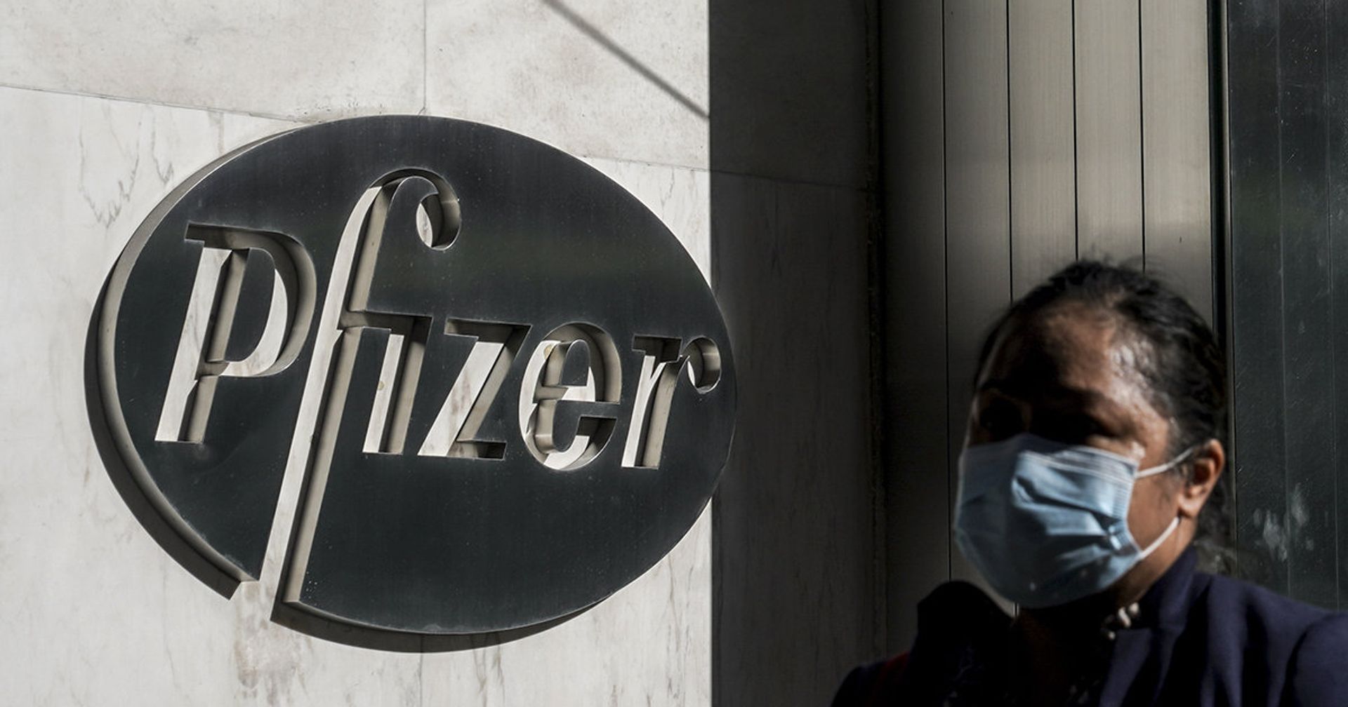 Логотип на здании штаб-квартиры Pfizer в Нью-Йорке - ИноСМИ, 1920, 07.01.2021