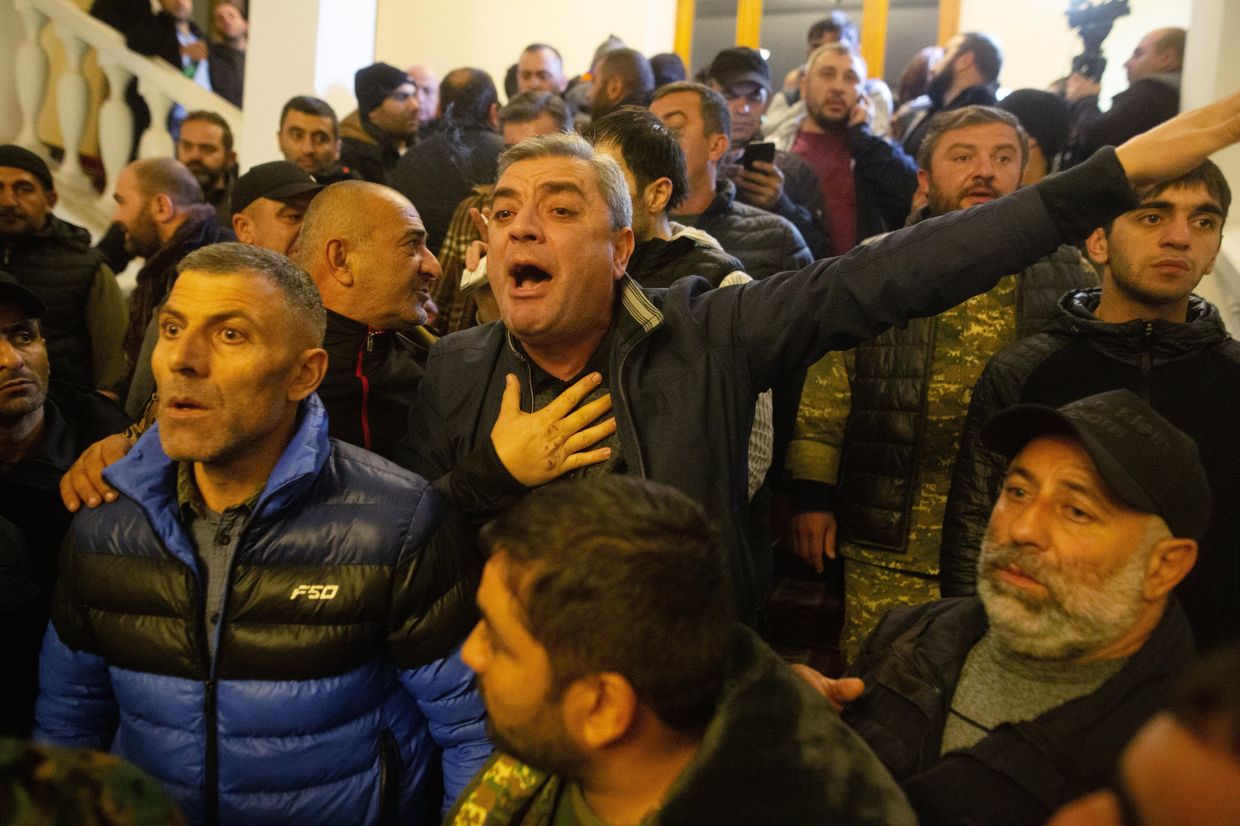 Участники акции протеста в одном из залов в здании парламента Армении в Ереване